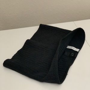 Lululemon color/scarf in black color